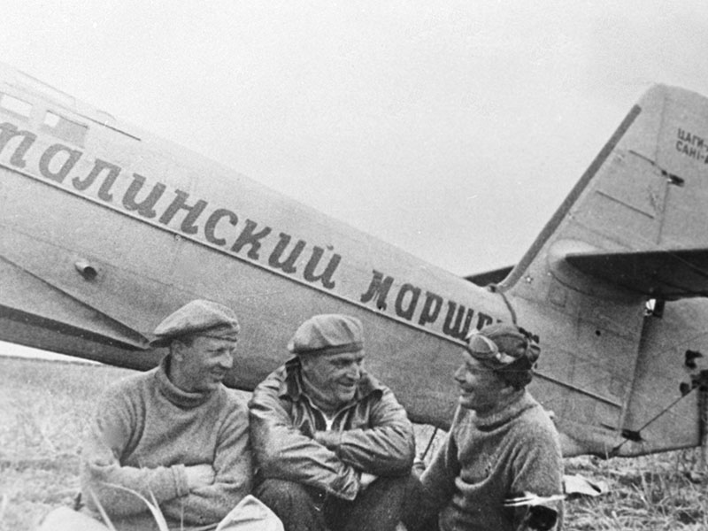 Экипаж Чкалова сразу после посадки на острове Удд — ныне остров Чкалов 