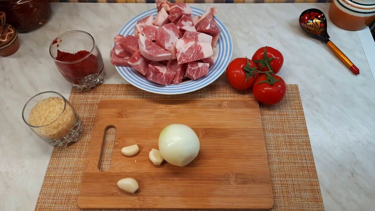 Для приготовления блюда будем использовать два вида мяса- свинина и курица, рис длиннозерный 1/2 стакана, лук репчатый,  чеснок, томатная паста. 