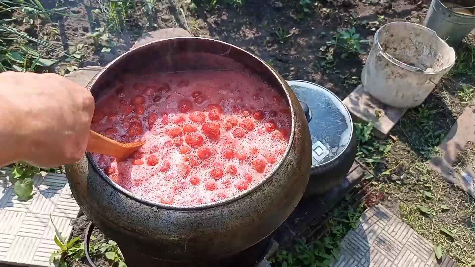 Джем из клубники... в чугуне!