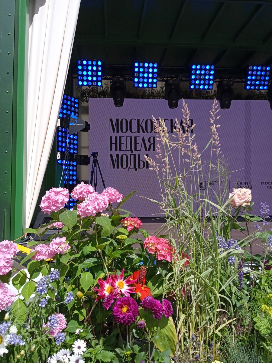 Сцена Московской недели моды на Тверской площади