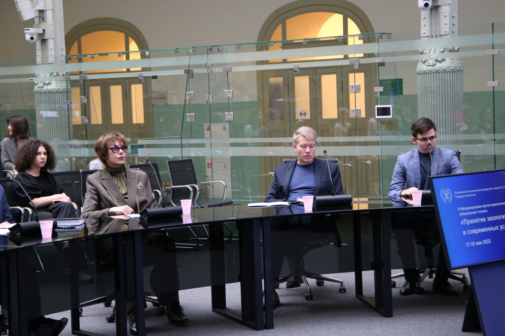  Алексей Воронецкий (второй справа) – ведущий специалист Экспертно-аналитического центра отдела информационного обеспечения и сопровождения проектов РЭУ