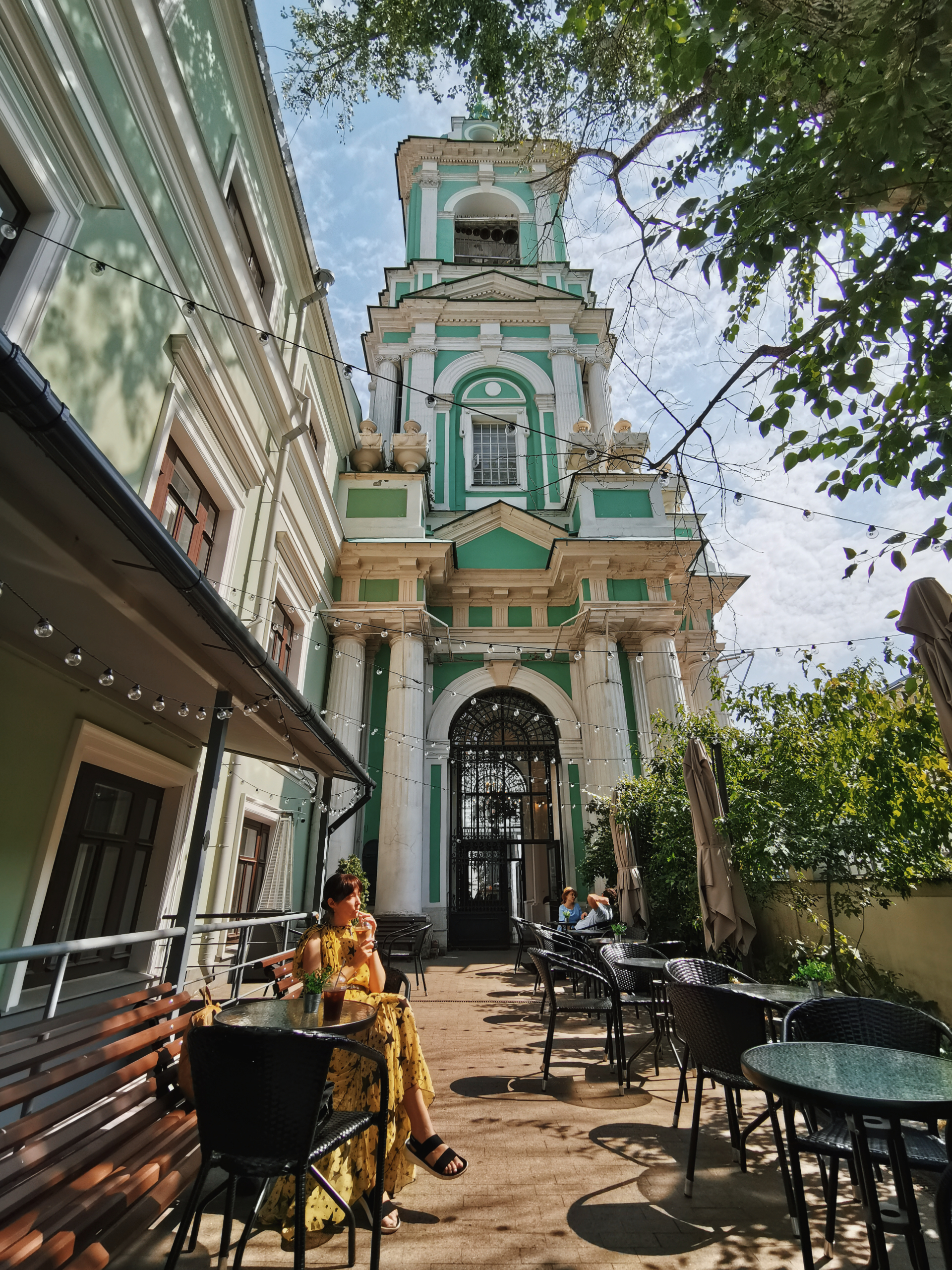 Церковная колокольня и модная кофейня. Как Москва соединяет религию и напитки