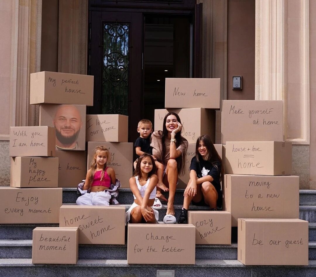 Оксана Самойлова с детьми. Источник фото: https://kurer-sreda.ru/2022/07/19/eto-normalno-ispytyvat-chuvstvo-viny-zhena-repera-dzhigana-oksana-samoilova-zaiavila-o-pereezde