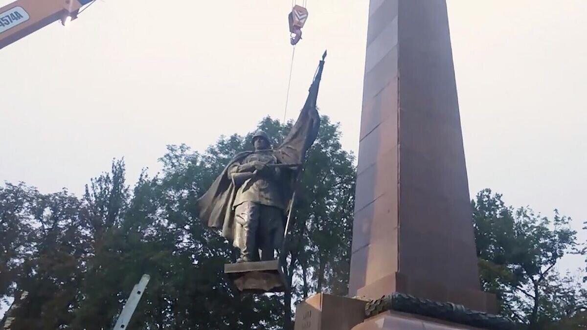    Демонтаж памятника красноармейцу в украинских Черновцах© Черновицкий городской совет