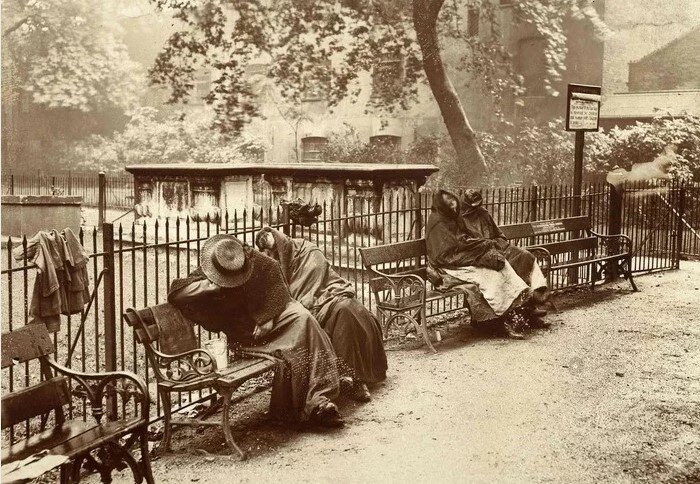 Бездомные на набережной