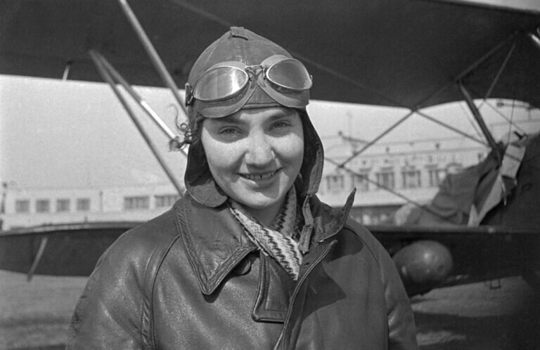 Валентина Гризодубова на фоне легкомоторного самолета