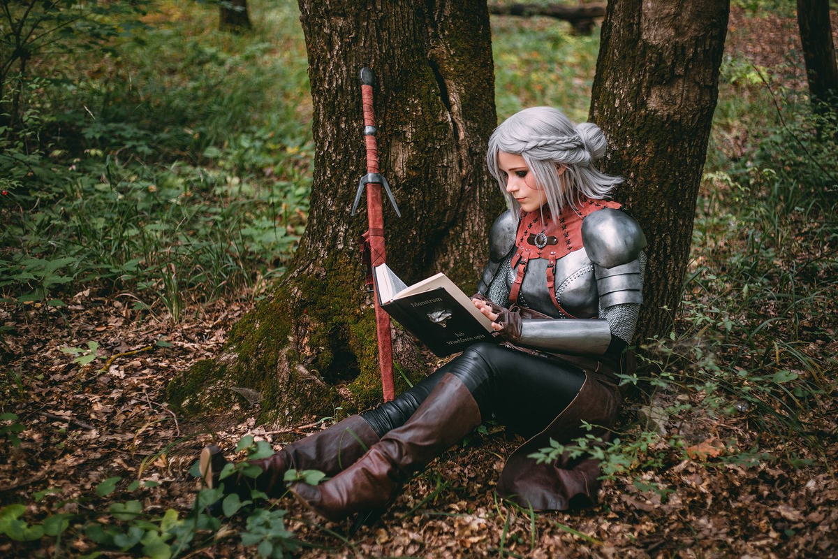 Фото героев книг. Witcher Cosplay. Witcher косплей. Cosplay Ведьмак. Цири в лесу.