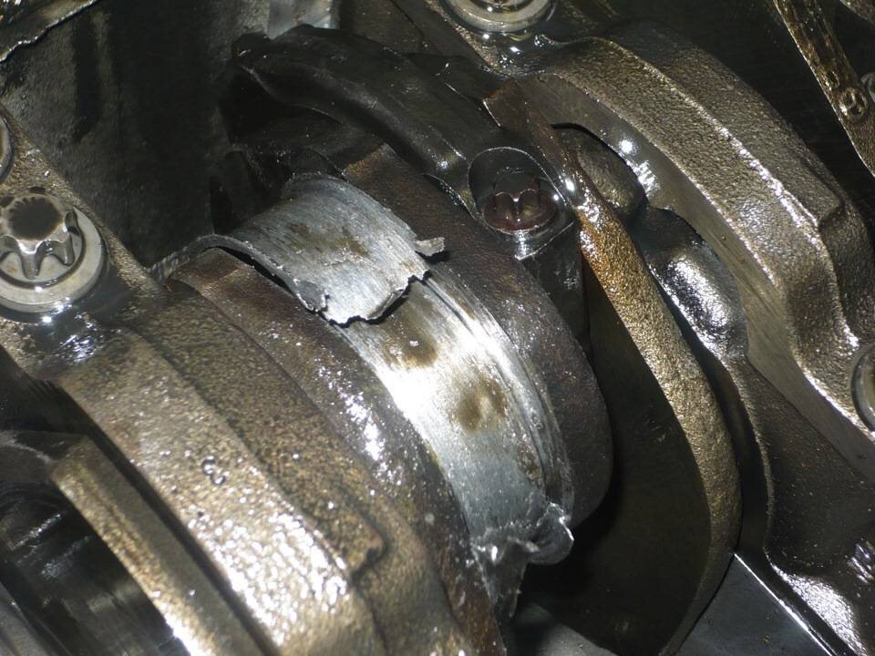 Наглядный пример последствий масляного голодания: проворачивание шатунных вкладышей