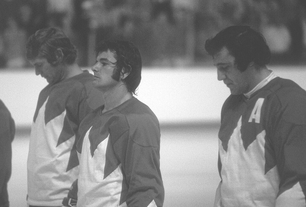  Summit series 1972. Канада. Вик Хэдфилд, Род Жильбер и Фил Эспозито перед одним из матчей в канадской части серии
