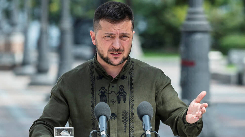 Зеленский о ситуации на фронте: "выдержать этот натиск крайне сложно" - МК