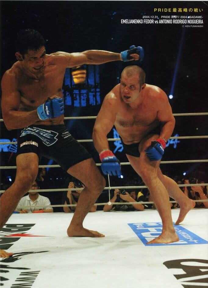 Фёдор Емельяненко в 2003 году совершил почти невозможное, одолев Антонио Ногейру. Ведь бразилец тогда считался практически непобедимым, и выиграл перед боем с россиянином 19 из 20 своих поединков