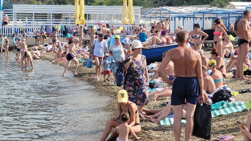     На большинстве пляжей Анапы по-прежнему много отдыхающих. Фото: Андрей МАКОВОЗОВ.