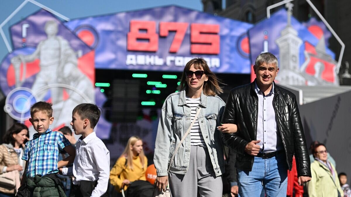    Люди на улице Охотный ряд на праздновании Дня города в Москве© РИА Новости / Рамиль Ситдиков