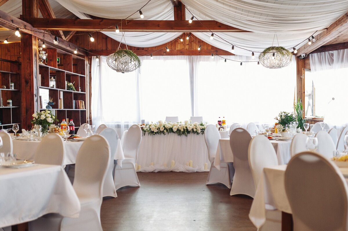 Банкетный зал в загородном комплексе «Парк-отель “Сойкино”». Большая и удобная площадка.