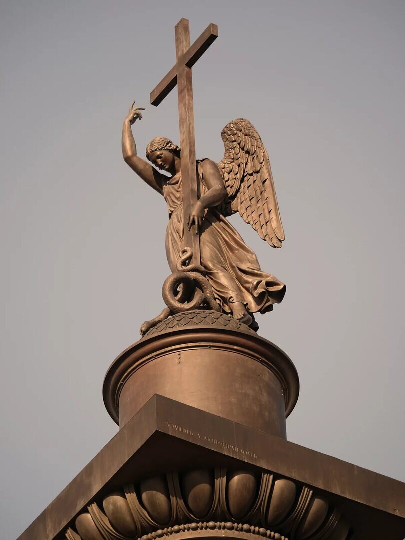 Фигура ангела на вершине Александрийского столпа - величественный символ мира и духовности