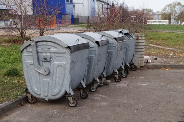    Мусорные контейнеры