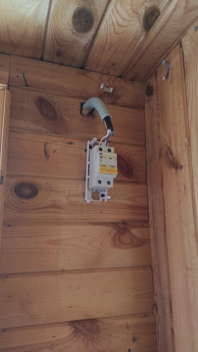 Начало нашего электричества. Белый провод - ФАЗА