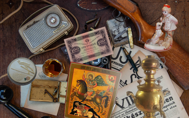 Старинные вещи блошиный рынок. Старинные вещи. Продать антиквариат аукцион. Аукцион старины и антиквариата. Антикварные вещи.