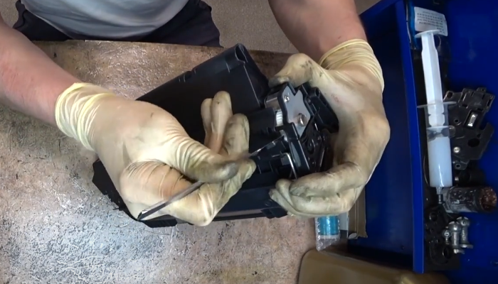 Фото 3. Поддели держатель шторки