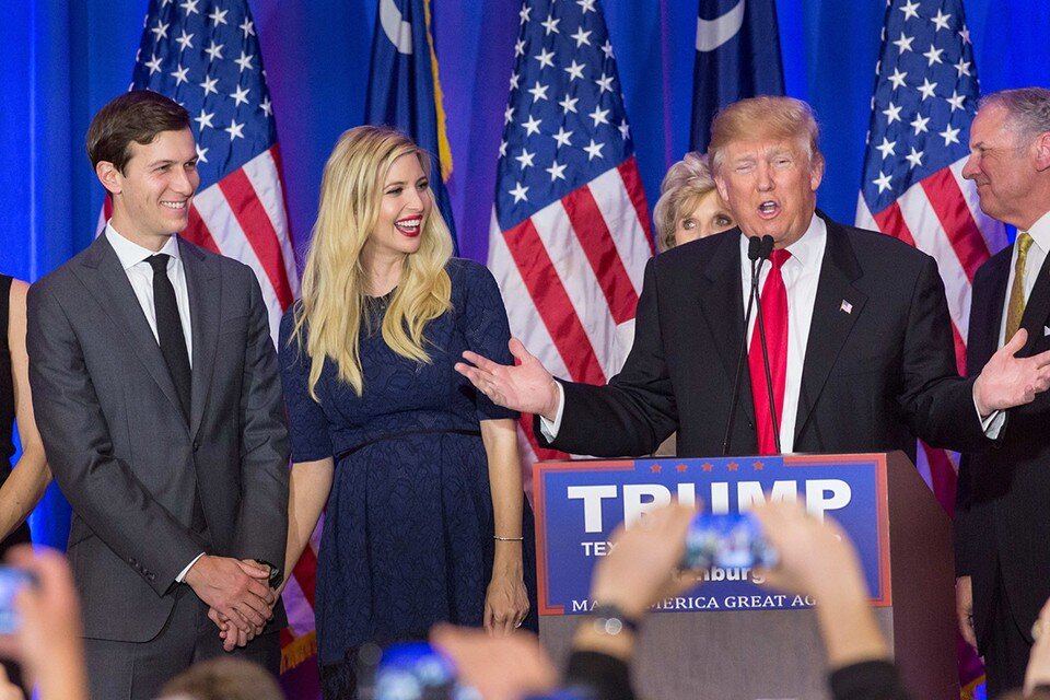     Когда молодой человек становится мужем дочки миллиардера, все начинают дружно цокать языками и говорить о том, как ему повезло. Так и было, когда одна из дочерей Дональда Трампа, Иванка, вышла замуж за Джареда Кушнера.  GLOBAL LOOK PRESS