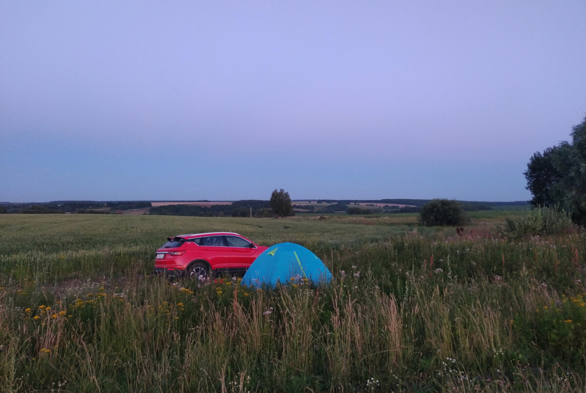 Наше первое место ночёвки. Где-то в поле в 200 км от Москвы.