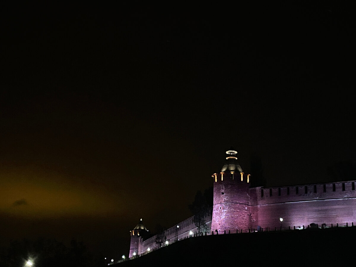 Находится он прямо у подножия Кремля. Не смотрите, что мрачно — я специально яркость камеры убавила, чтобы было атмосферно. На самом деле, в окрестностях светло, как днём, и вообще все здорово и безопасно. 