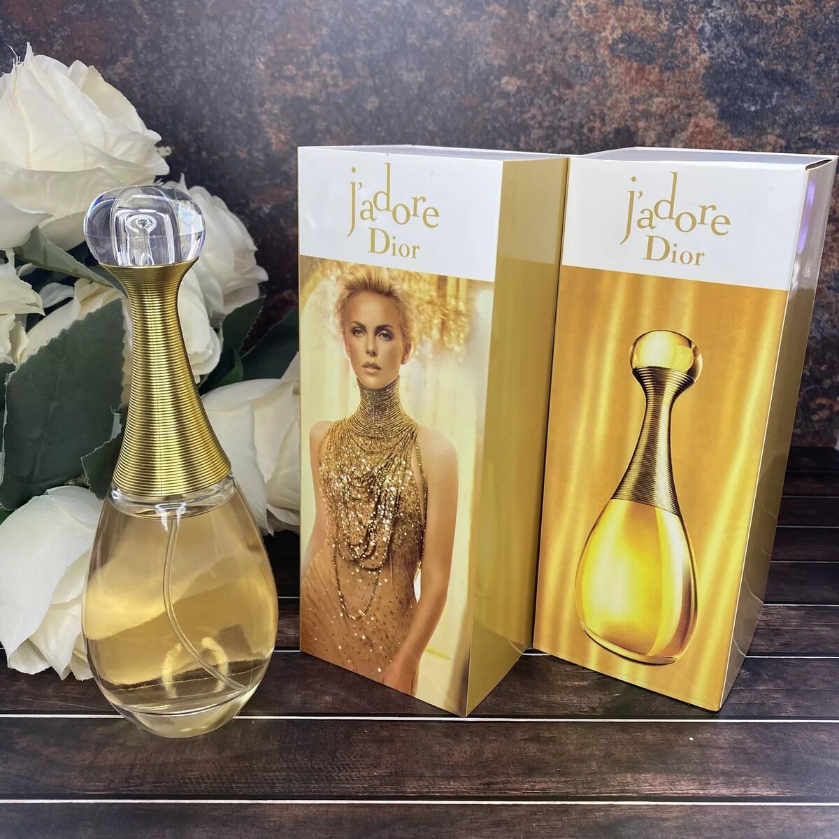  Женский парфюм J'adore от Christian Dior Parfum - это современная гламурная композиция, которая приобрела невероятную популярность и вышла в большом количестве вариантов. Ее роскошный и золотой аромат освещает кожу, словно лучи восходящего солнца. Классический характер духов отражен и во флаконе, выполненном в виде греческой амфоры. Композиция J'adore от Christian Dior Parfum выдержана в стиле дома Dior – сладкая, но не приторная, слегка острая цветочная симфония с нотами свежих сочных мандаринов в начале, аккордами жасмина, сливы, орхидеи и розы в сердце и пассажем амаранта, мускуса и ежевики в основе парфюмерной композиции. 