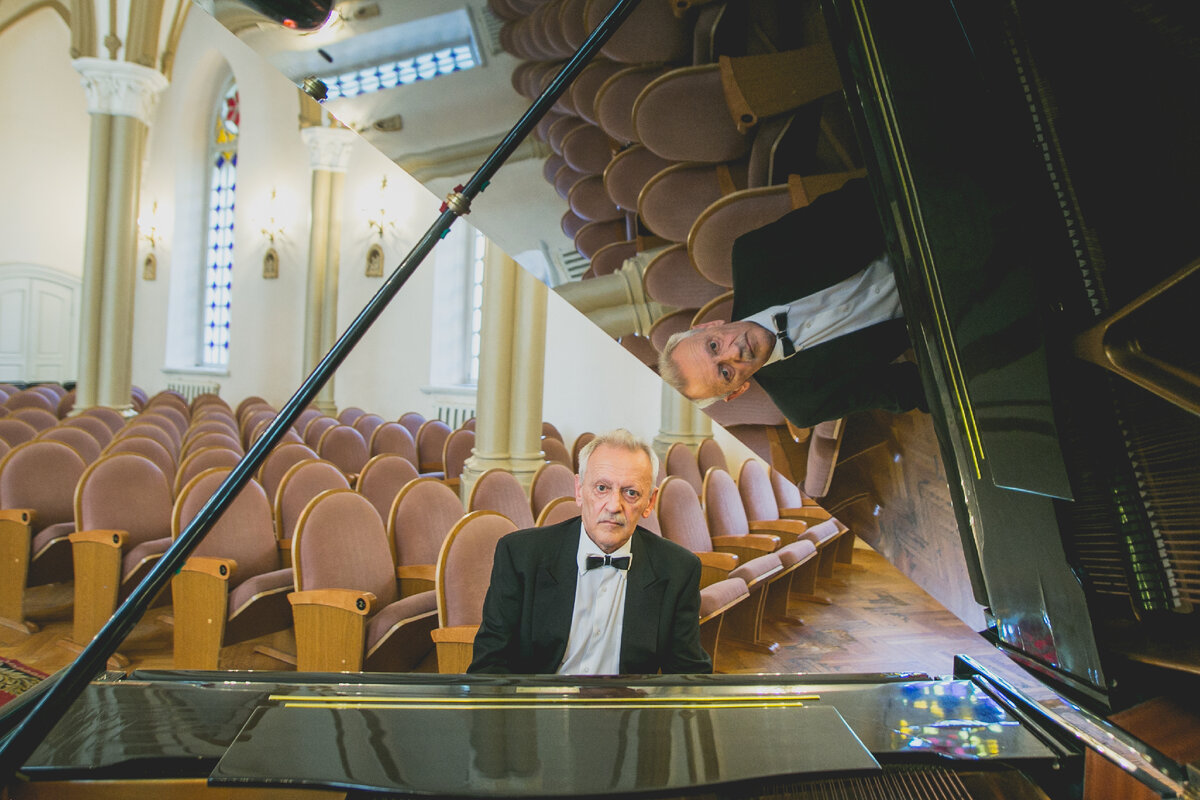 Михаил Клейн за роялем в Органном зале Иркутской филармонии