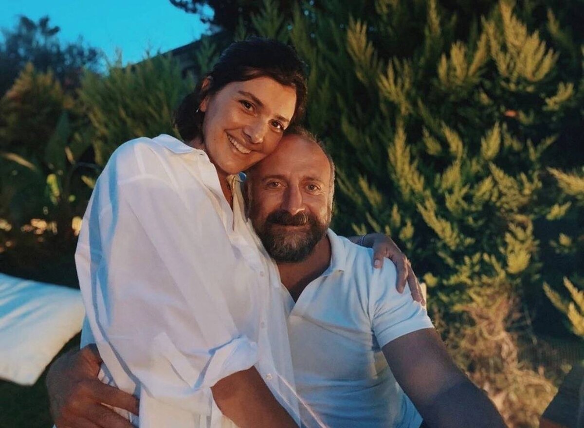 Халит Эргенч и Бергюзар Корел отмечают годовщину свадьбы