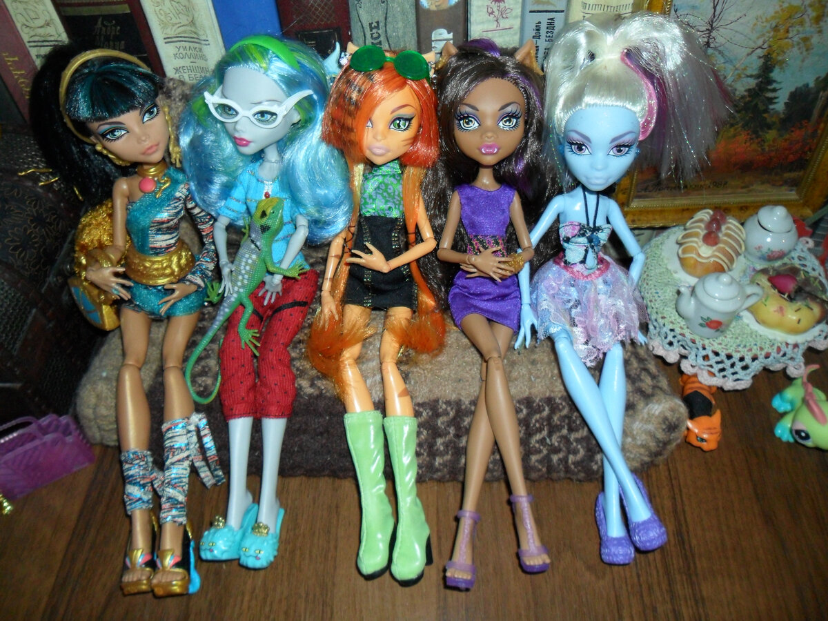 Листаем галерею. Мои монстрики. Первая слева - та самая Клео. А вот с последней куколкой нам пришлось расстаться. Никак не могла привыкнуть к её цвету. Но этим летом нашла под деревом пакет со сломанными игрушками, и там была голова от очень красивой Эбби. Пришлось искать ей новое тело. Теперь живёт у меня. Фото пока нет