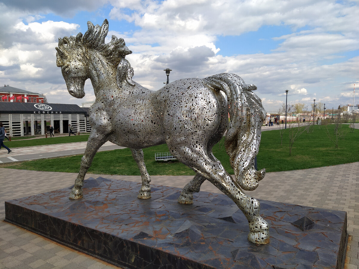 Скульптура "Конь из букв".