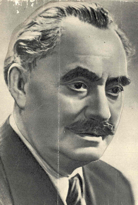 Потому в данных условиях вопрос об отношении коммунистической партии и рабочего класса к буржуазной демократии ставится следующим образом. Раз реакционные круги буржуазии стремятся уничтожить демократические права и свободы трудящихся, урезать права парламента, значит, борьба за демократию приобретает особое значение. Г.Дмитров, выступая с докладом на указанном Конгрессе Коминтерна, говорил, что «коммунисты не анархисты и им вовсе не безразлично, какой политический режим существует в данной стране: буржуазная диктатура в форме буржуазной демократии, хотя бы и с самыми урезанными демократическими правами и свободами, или буржуазная диктатура в ее открытой, фашисткой форме»[2].