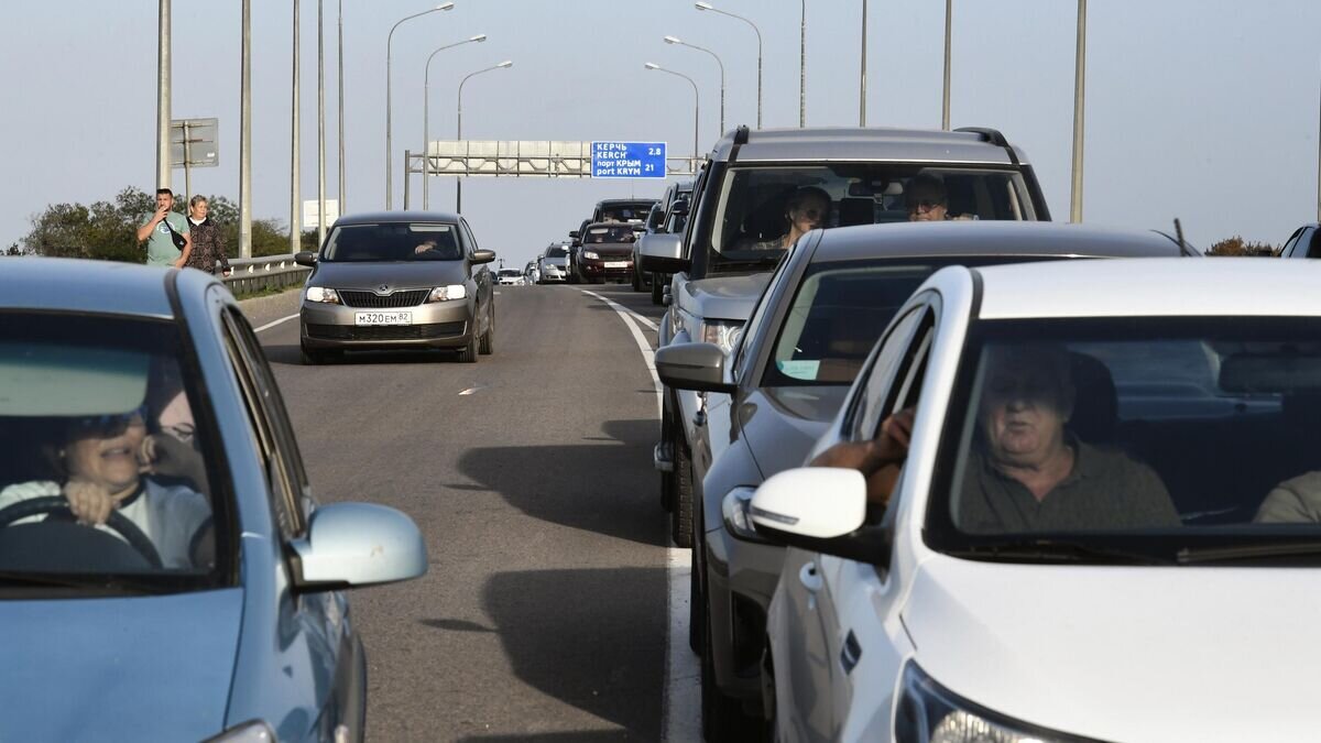    Очередь из автомобилей у Крымского моста© РИА Новости / Константин Михальчевский