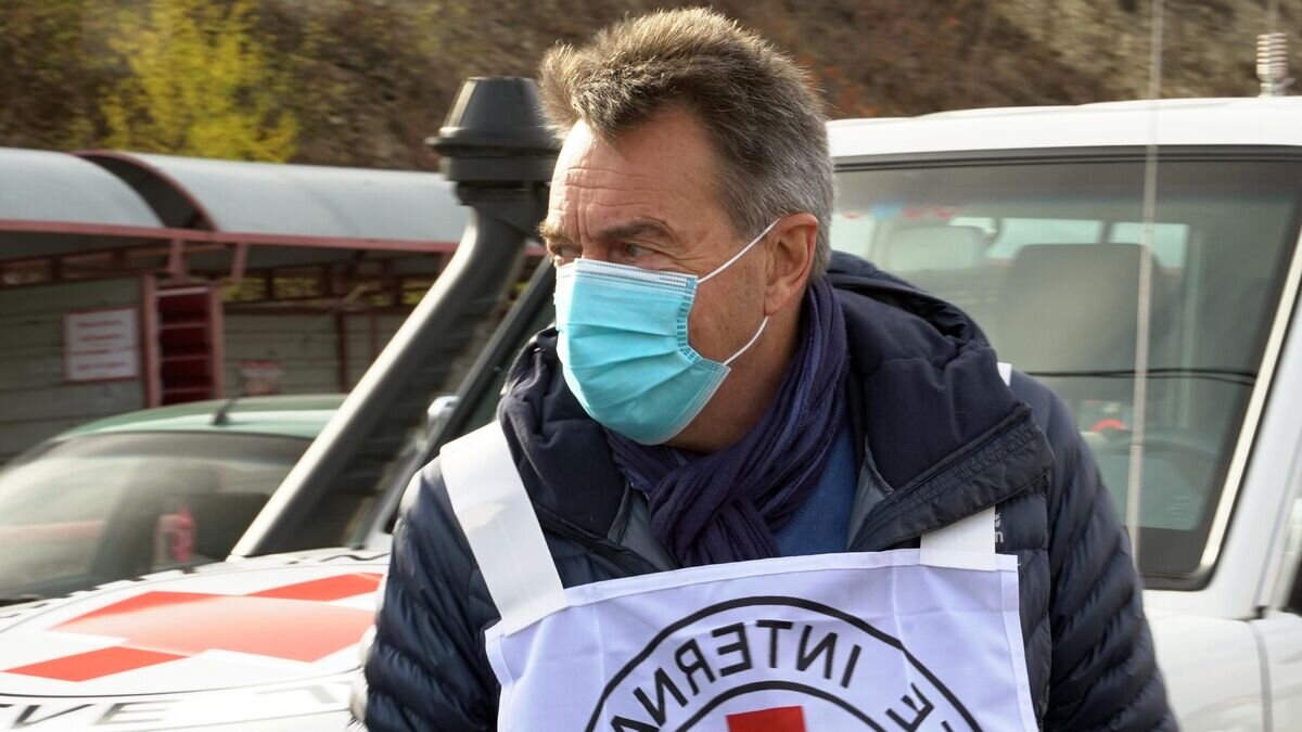    Глава Международного комитета Красного Креста Петер Маурер во время посещения контрольного пункта въезда-выезда "Станица Луганская"© РИА Новости / Максим Захаров