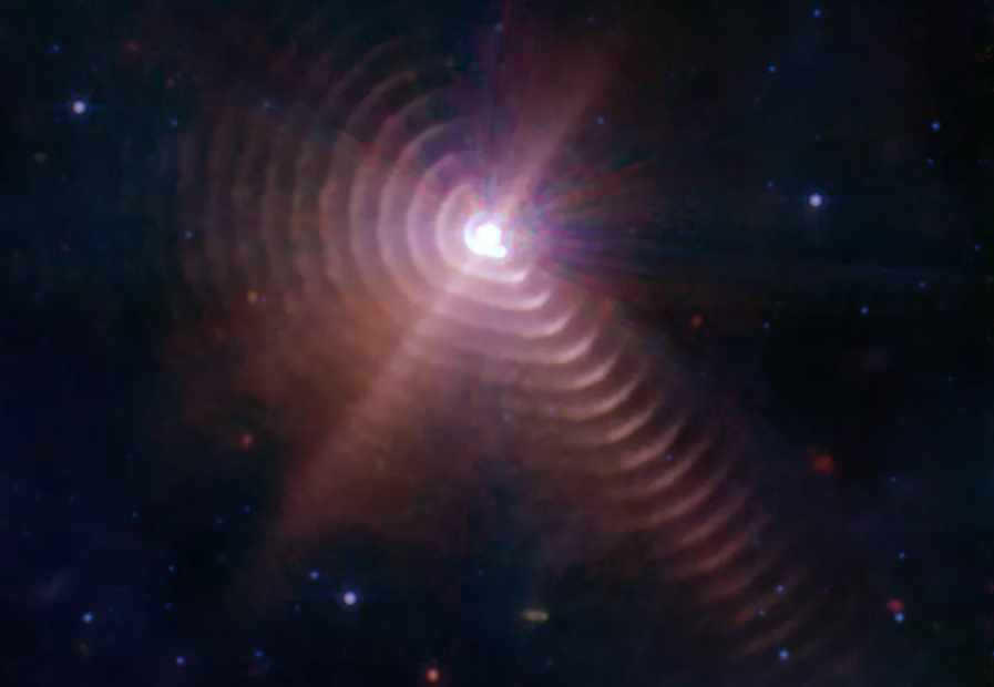 Каждые восемь лет две звезды в WR140 создают еще одно кольцо пыли, когда они проходят друг мимо друга по орбите.