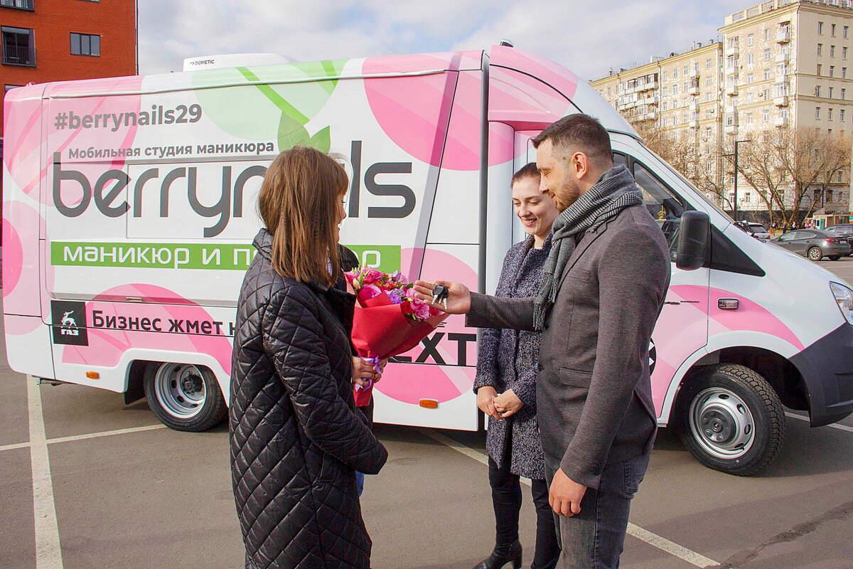 Вручение ключей представителем ГАЗ коммерческие автомобили победителям в арт пространстве "Флакон" Москва