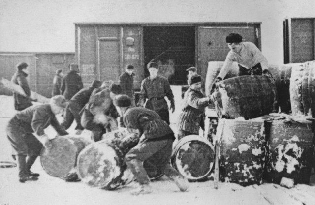 Здравствуйте, товарищи! Сегодня хочу познакомить вас еще с одной подборкой фотографий из СССР, которые расскажут вам о жизни в той стране, которой больше нет.-2