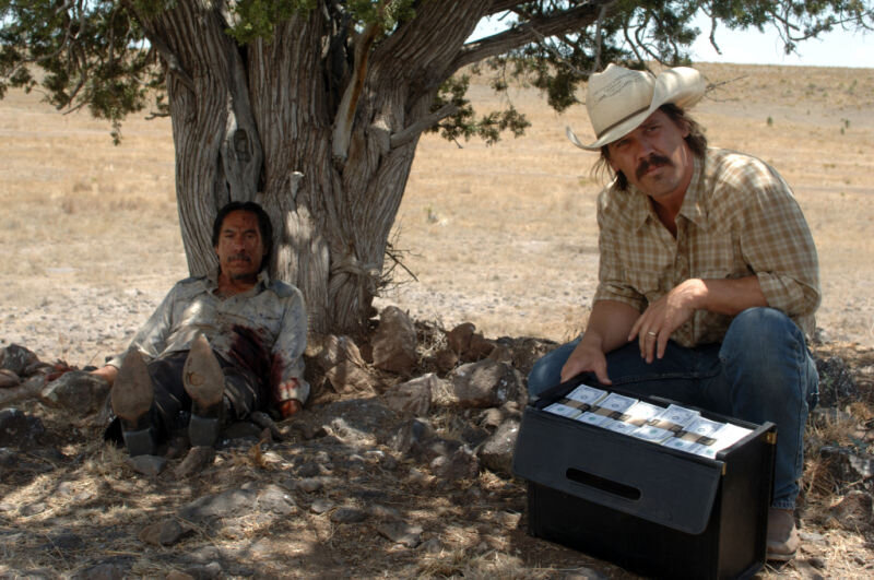 Кадр из фильма «Старикам тут не место»:https://ru.kinorium.com/358343/gallery/?photo=114836