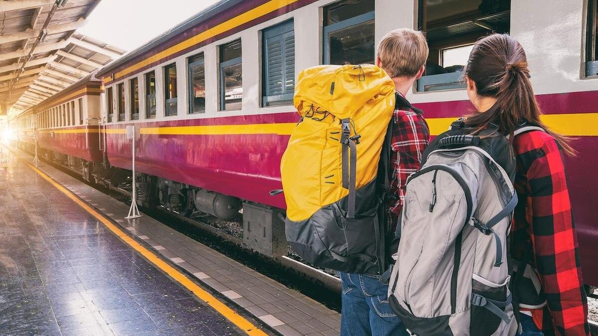    Парень и девушка с рюкзаками на перроне возле поезда:pexels.com