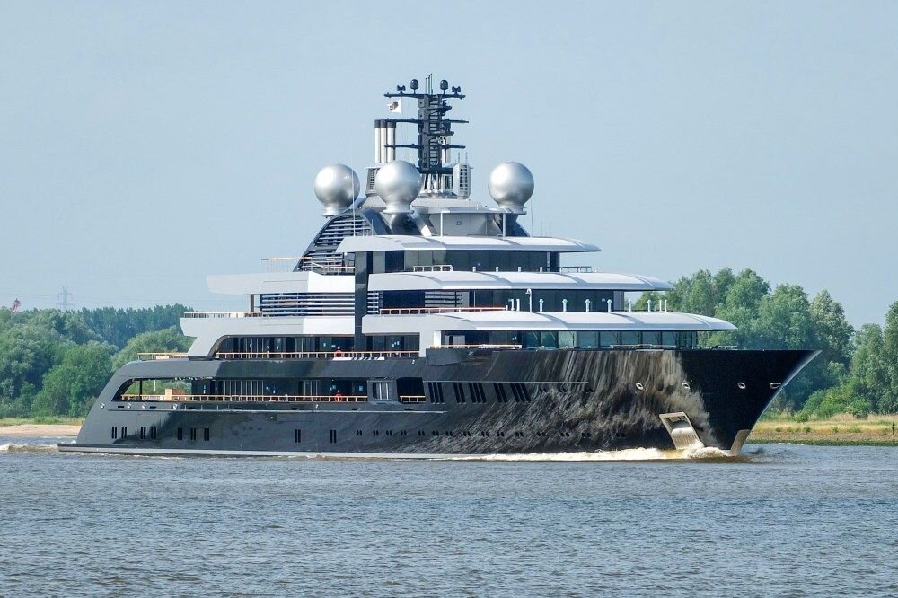    Суперяхта Cresсent — моторная яхта длиной 135 метров, построенная в Германии компанией Lurssen и доставленная владельцу в 2018 году