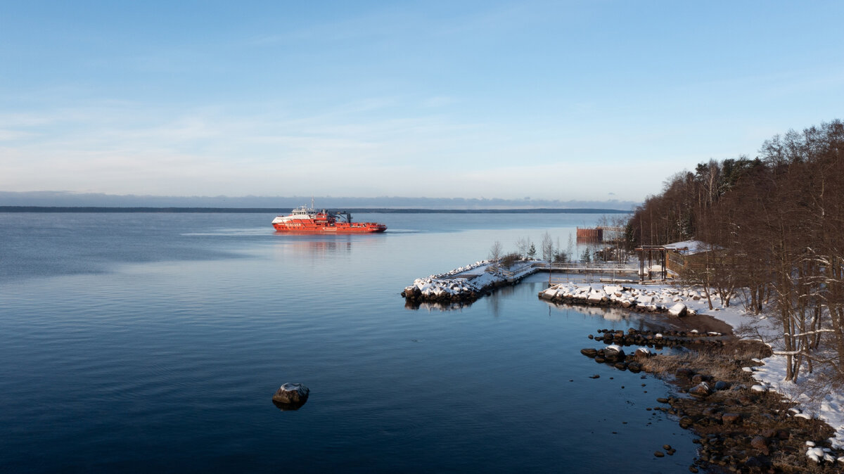 65 лет назад здесь проходил испытания знаменитый атомный ледокол "Ленин". Бывший первым во-многом. Сейчас в течении года здесь испытывают современные суда. Как, например, это многофункциональное аварийно-спасательное судно «Пильтун». Низкосидящий буксир-спасатель построен на ООО «Невский ССЗ» по заказу ФКУ «Дирекция госзаказчика» в рамках Комплексного плана модернизации и расширения магистральной инфраструктуры (КПМИ) для нужд ФГБУ «Морспасслужба». Судно длиной 79,85 м, шириной 17,36 м, с осадкой всего 4,5 м. Вмещает до 123 человек из которых 87 - спасаемые. // фото моё