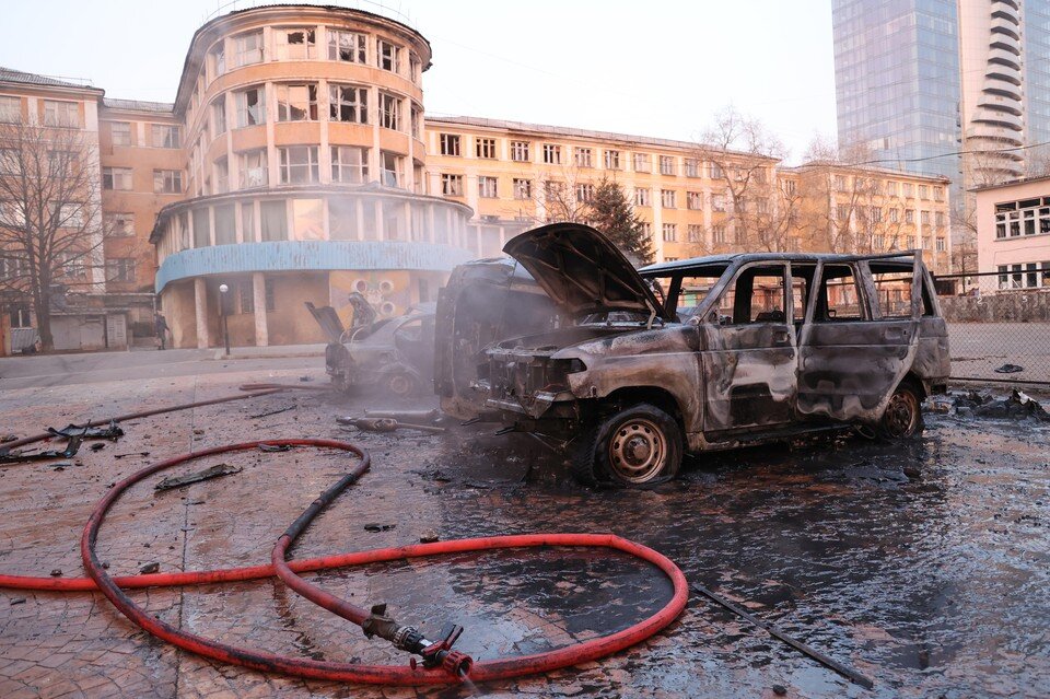     Автомобили, сгоревшие в результате обстрела Ворошиловского района города. Фото: Валентин Спринчак/ТАСС