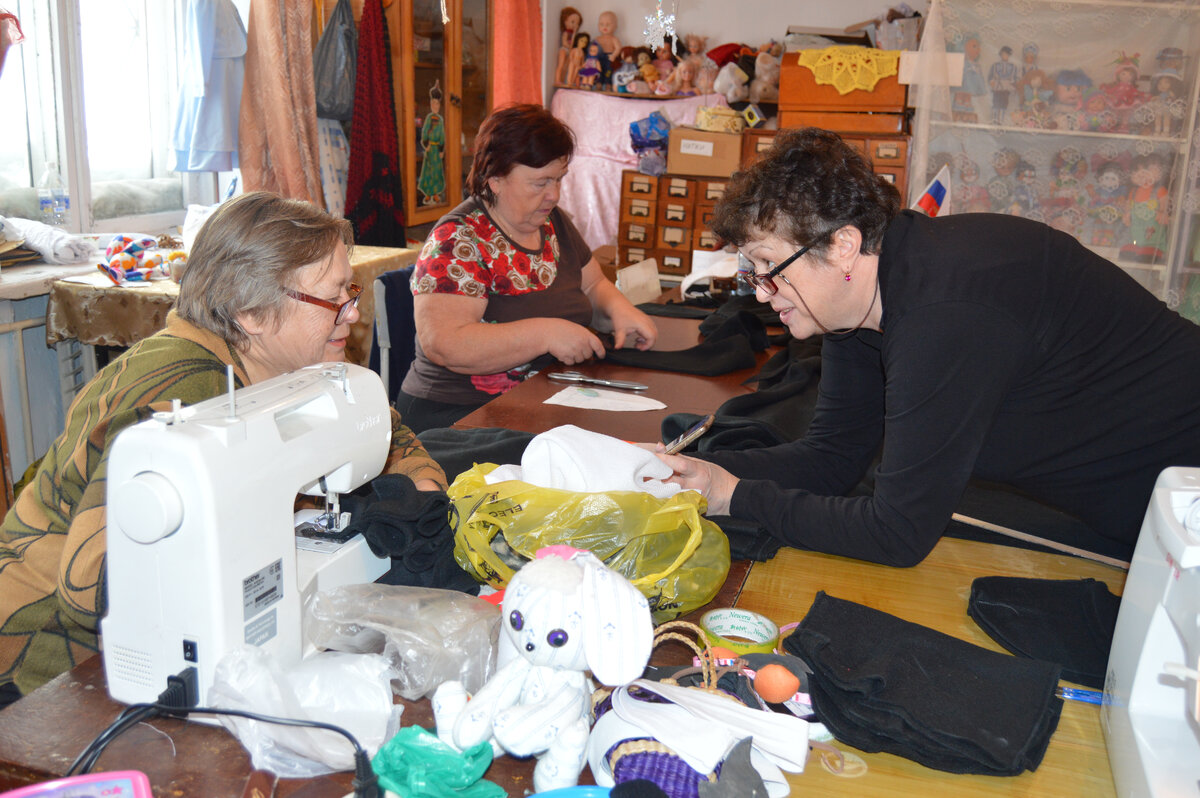 «Ну точно – мои носки!» — Марина Волкова из каменской студии «Кудесница» делится радостью с подругами Светланой Суворовой и Татьяной Голиковой.