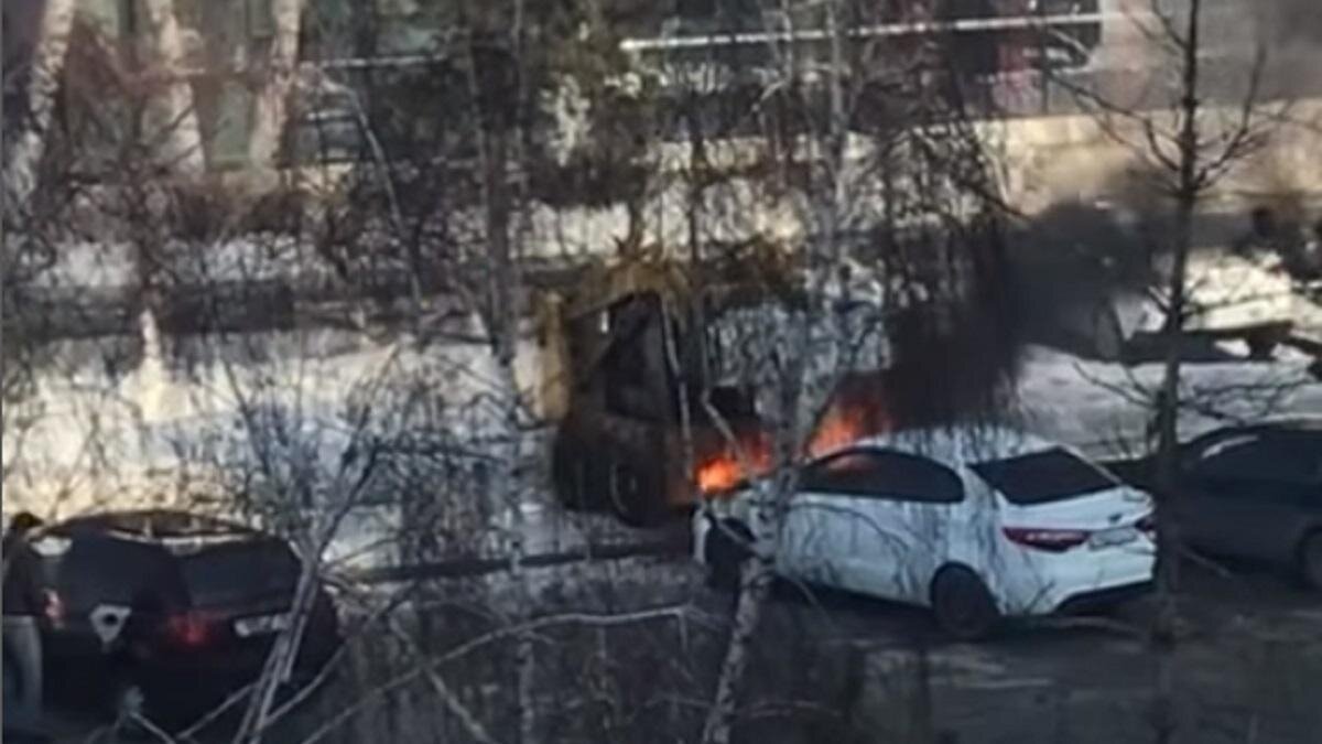    Водитель спецтехники тушит снегом горящее авто:instagram.com/tipavlo.dar