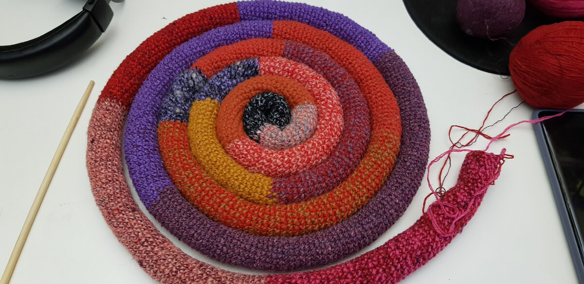 Вяжем длинный жгут из пряжи