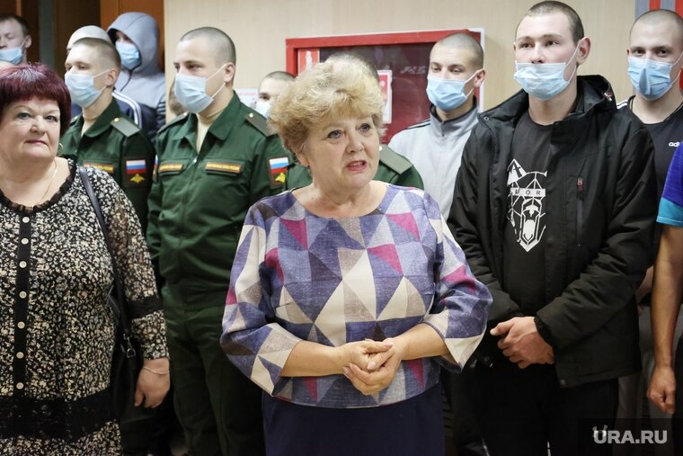    Курганский депутат Наталья Семина (в центре) рассказала об уехавшем в армию сыне