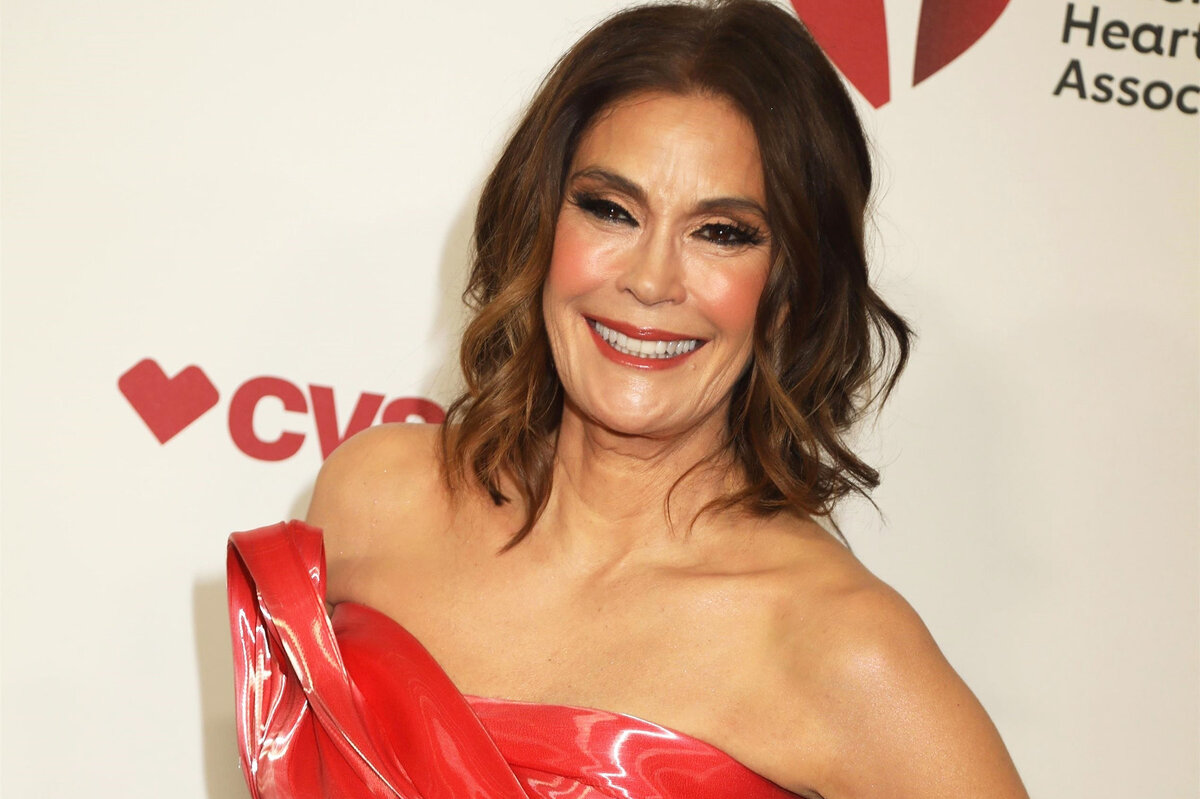     Звезда сериала «Отчаянные домохозяйки» Тери Хэтчер в алом платье с открытыми плечами произвела фурор