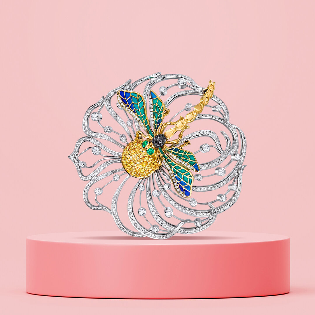 Подвеска "Стрекоза", белое золото, бриллианты, сапфиры, изумруды, горячая эмаль