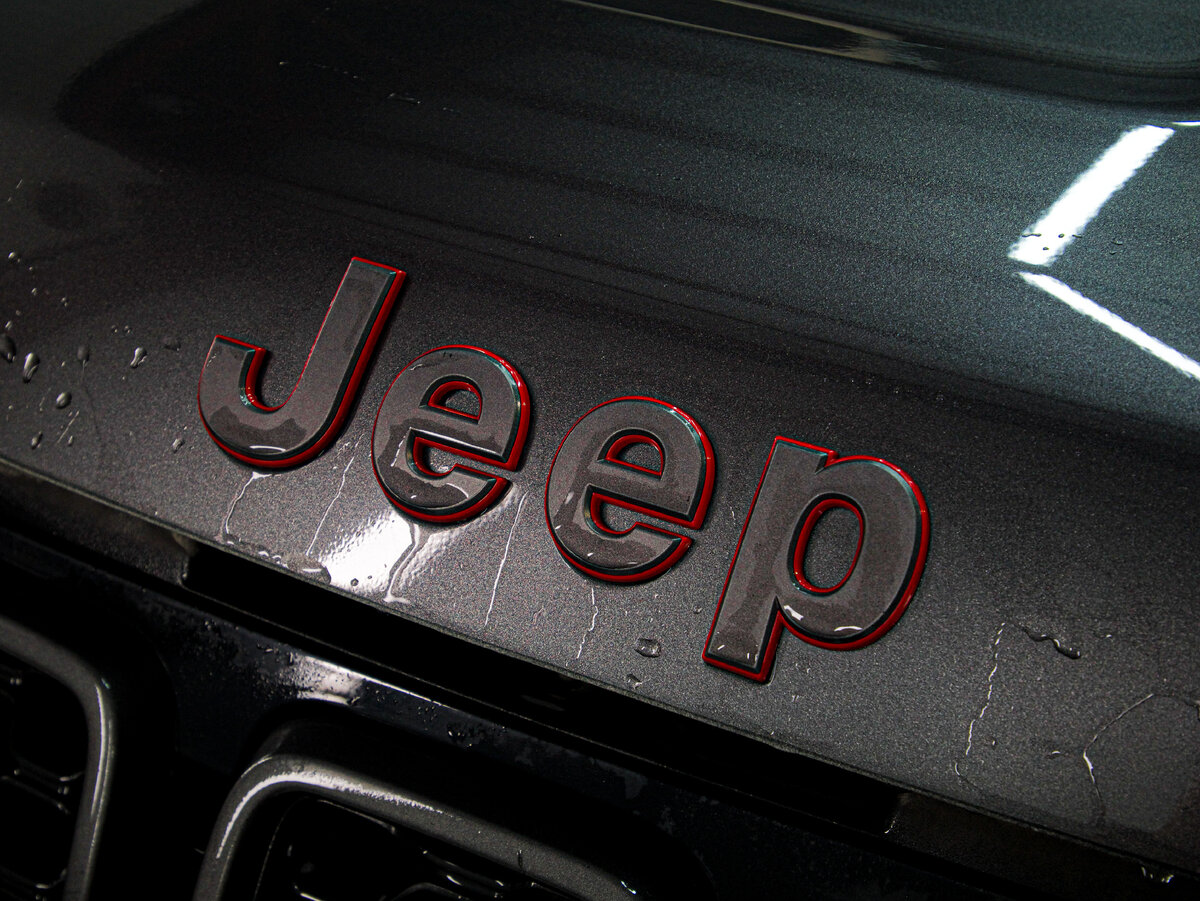 Еще одна особенность комплектации Trailhawk красные окантовки на эмблемах