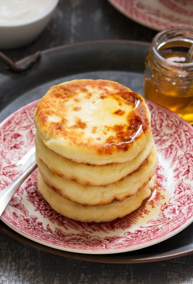 Что добавить в тесто и что сделать, чтобы сырники не распадались, были вкусными и красивыми: поняла, что именно эти хитрости делают сырники практически идеальными. Почему практически?